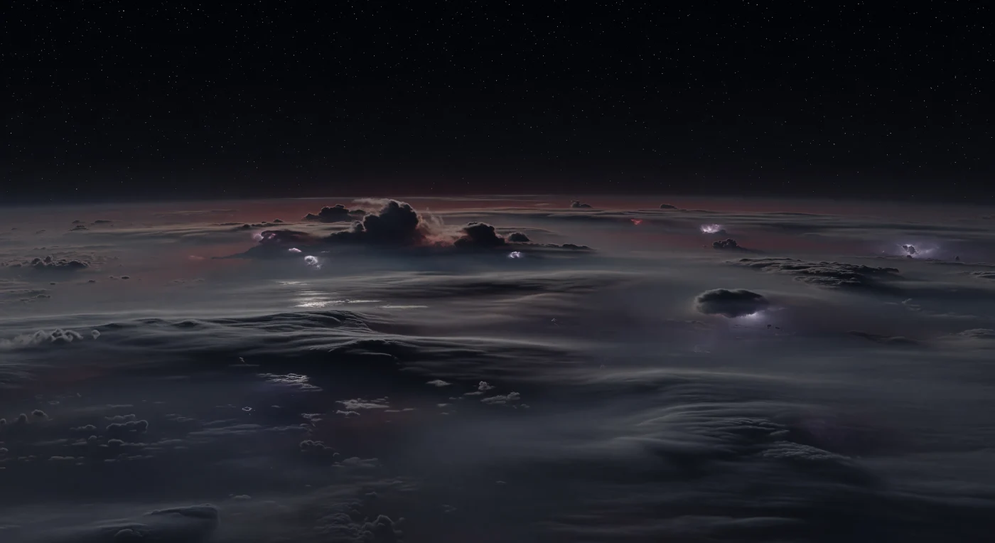 Unter einem pechschwarzen, sternübersäten Himmel breitet sich eine scheinbar endlose Wolkenebene aus, glatt wie erstarrte See und doch von sanften, planetenweiten Wellenzügen, dunklen Dunstbecken und fernen Sturmaufwölbungen geformt. Hier gibt es keinen festen Boden: Die gesamte „Landschaft“ besteht aus hoch liegenden, dichten Wolkenschichten und Aerosolen mit hoher Metallizität, deren stahlgraue, graphitfarbene und violettschwarze Töne nur durch schwaches, aus tieferen Atmosphärenschichten umverteiltes Wärmeleuchten und vereinzelte gedämpfte Blitzentladungen konturiert werden. Am fernen Horizont glimmt ein matter, tief rötlicher Schimmer unter der Wolkendecke, während kurze violettweiße Lichtpulse verborgene Gewitterzellen verraten und die enormen Abstände zwischen den Strukturen erst sichtbar machen. In dieser schweren, heißen, nebelreichen Atmosphäre wirkt selbst die ruhige Wolkenfläche lebendig – ein Wetterozean ohne Ufer, dessen Maßstab und Fremdheit unmittelbar spürbar werden.