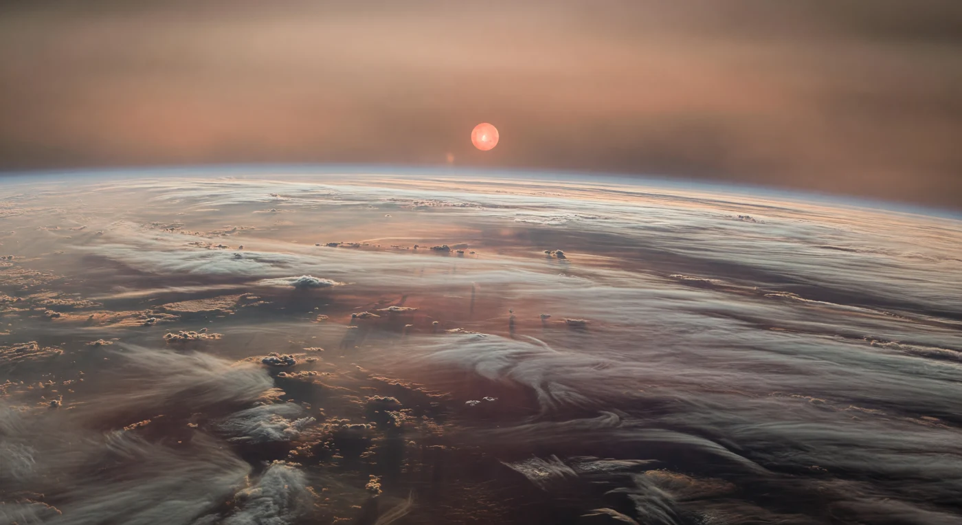 Ici, il n’y a ni sol, ni mer visible, seulement un monde d’atmosphère en relief : d’immenses rubans nuageux parallèles, étirés sur des milliers de kilomètres par des vents équatoriaux en superrotation, se déploient jusqu’à l’horizon courbe en bandes crème, vert sarcelle poussiéreux, mauve sourd, rouille et charbon. Les couches épaisses de brumes condensées à forte métallicité se plissent en vagues festonnées, filaments effilés, tourbillons et crêtes d’orage, tandis qu’en contrebas des abîmes plus sombres suggèrent la descente vers une enveloppe profonde riche en eau supercritique, sans aucune surface solide accessible. La grande étoile rouge-orangé, basse dans un ciel d’ambre fumé et de bronze voilé, diffuse une lumière oblique et tamisée à travers les brumes photochimiques, allumant les bords des nuages d’un éclat cuivré et laissant les profondeurs sombrer dans une pénombre brun-mauve. À cette altitude, on a l’impression de flotter au-dessus d’un océan de vapeur stratifiée à l’échelle continentale, où les plus fines rides de cisaillement ne sont que de minuscules accidents sur une machine météorologique planétaire gigantesque.