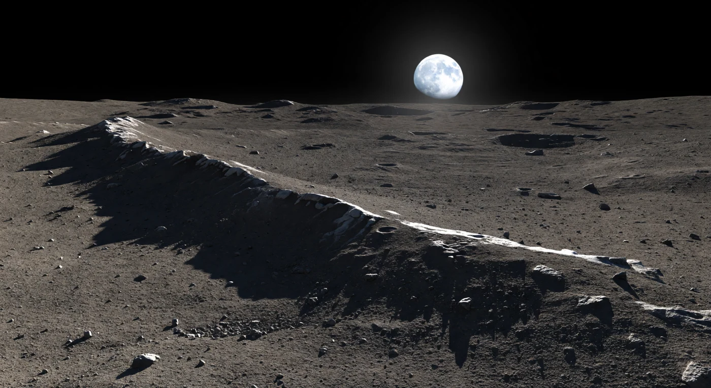 Devant vous s’étend une mer basaltique presque parfaitement plane, un désert de régolithe gris sombre et de fragments anguleux où surgit soudain une longue dorsale plissée, large et sinueuse, mise en relief par un Soleil rasant au terminateur. Sa silhouette trahit une compression ancienne de la croûte : un vaste bombement tectonique aux pentes dissymétriques, avec un escarpement plus abrupt d’un côté, une pente plus douce de l’autre, une crête irrégulière piquetée de petits cratères d’impact et bordée d’éboulis sombres. Dans l’absence totale d’atmosphère, la lumière ne se diffuse pas : chaque bloc, chaque lèvre de cratère et toute la dorsale projettent des ombres d’un noir absolu, nettes comme des lames, tandis que l’horizon lointain ne se perd dans aucune brume mais seulement dans l’immensité. Sous ce ciel de vide parfaitement noir, où un disque bleu-blanc peut sembler suspendu presque immobile au-dessus de l’horizon, l’échelle devient vertigineuse : les cailloux du premier plan paraissent minuscules face à cette ride colossale figée dans les laves refroidies d’une mer ancienne.