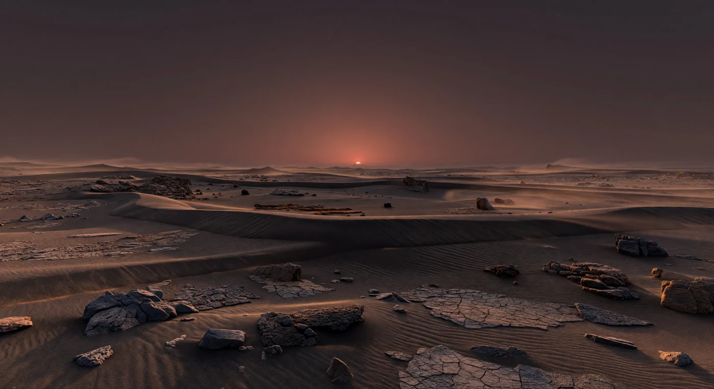 À hauteur du sol, une immense steppe minérale s’étire jusqu’à l’horizon, striée de longues dunes parallèles où le sable basaltique noir, presque charbonneux, se mêle à une poussière brun rouille déposée par des vents persistants. Au premier plan, les rides nettes des grains volcaniques, les blocs de lave anguleux, les affleurements de basalte vacuolaire fracturé et les plaques polygonales d’un régolithe cimenté racontent un monde sec, froid en profondeur mais brutalement travaillé par de forts écarts thermiques et par l’érosion d’une atmosphère sans doute ténue. La lumière rouge-orangé de l’étoile, figée bas sur l’horizon dans cette zone de terminateur, rase la plaine et projette des ombres démesurées sur des kilomètres, tandis que des bandes de brume minérale suspendue prennent un éclat cuivré avant que le ciel ne bascule vers un violet sombre presque noir. Tout paraît vaste, silencieux et inhospitalier : un désert volcanique desséché, peut-être appauvri en volatils par l’activité intense de son étoile, où chaque relief isolé souligne l’échelle vertigineuse de cette frontière permanente entre jour et nuit.