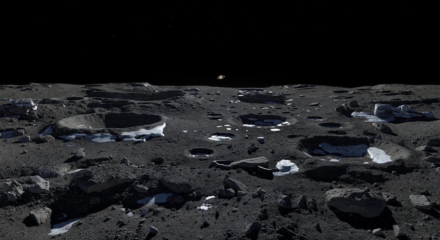 Sous un Soleil minuscule posé presque à l’horizon, une plaine polaire d’un noir charbonneux s’étend à perte de vue, hérissée de cratères emboîtés, de bourrelets d’éjectas bosselés, de blocs anguleux et de cicatrices fracturées dont les ombres nettes filent sur des kilomètres jusqu’à un horizon étonnamment proche et fortement courbé. Le sol, fait d’un régolithe très sombre mêlé de brèches d’impact et de débris riches en carbone, est ponctué de taches pâles de givre stable et d’affleurements glacés piégés dans les creux et sur les versants durablement ombragés, où la glace sale blanchâtre à bleuâtre révèle un mélange primitif de roche et de volatils. Ici, l’absence totale d’atmosphère supprime toute brume et tout crépuscule : le ciel reste d’un noir absolu, les étoiles percent loin de l’éclat solaire, et la lumière froide venue des confins du Système solaire découpe chaque relief avec une dureté presque irréelle. On a l’impression de se tenir sur un fragment très ancien, capturé aux marges du Système solaire, où la faiblesse de la gravité exagère les pentes, conserve des reliefs abrupts, et donne à ce désert gelé une grandeur austère bien au-delà de sa petite taille.
